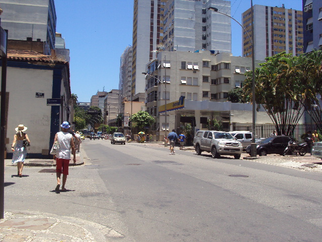 Arquivo:Rua das Laranjeiras, esquina com a Rua Gago Coutinho.JPG