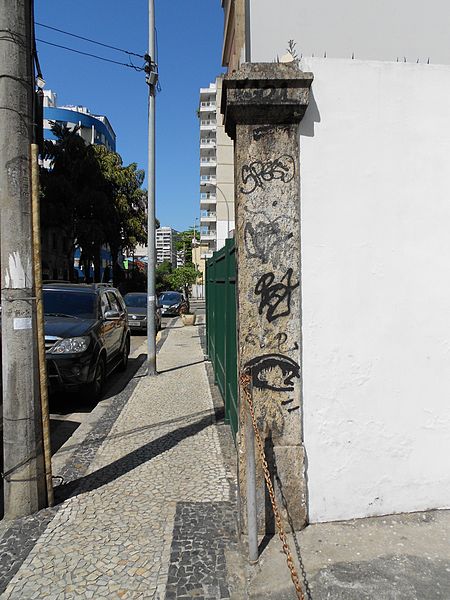 Arquivo:Coluna de pedra da época do Império do Brasil na Rua Ipiranga.jpg
