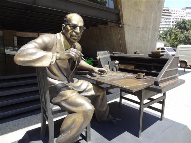 Arquivo:Estátua Manuel Bandeira 3 (Small).jpg