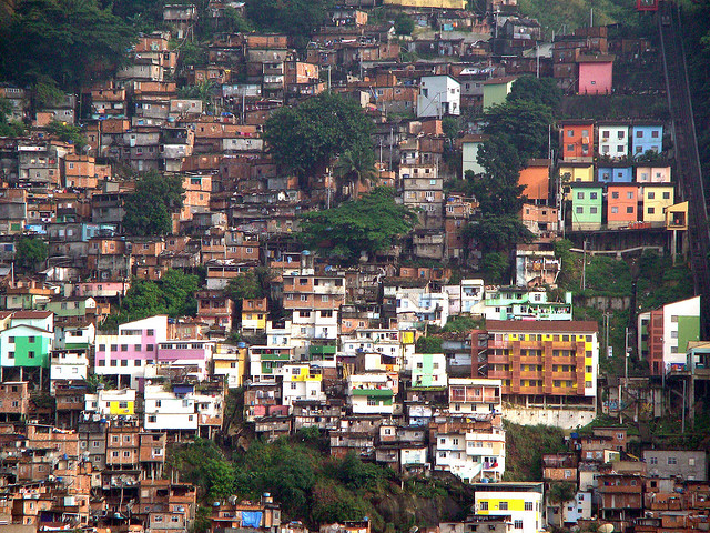 Arquivo:FavelaSantaMarta1.jpg