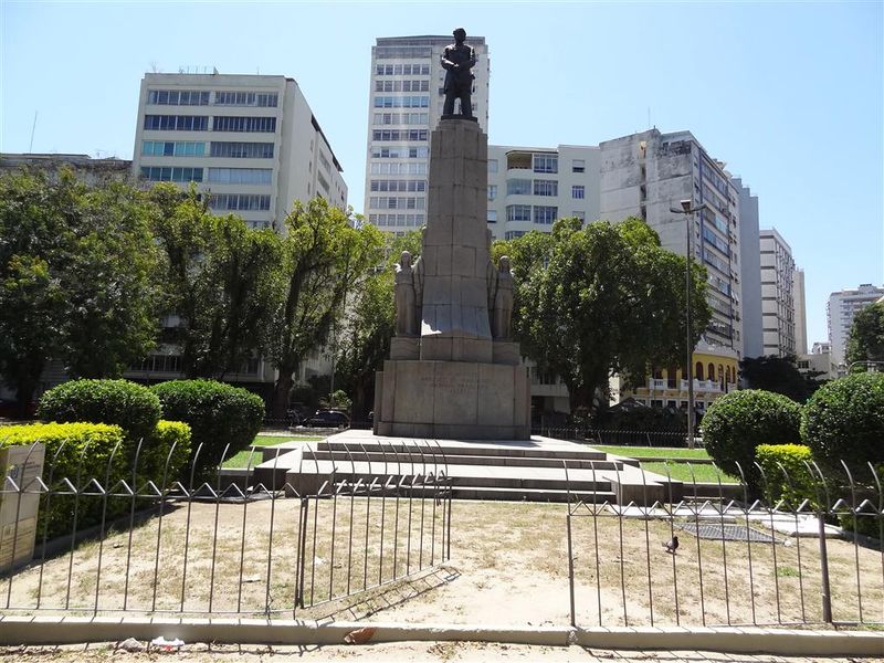 Arquivo:Estátua Almirante Tamandaré 1 (Medium).jpg