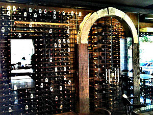 O Restaurante Tragga conta com extensa carta de vinhos