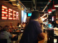 O extenso salão tem iluminação aconchegante.