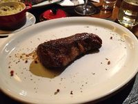 Um bife de picanha que vem sem nenhum acompanhamento> Sabor razoável, bem longe do padrão de churrasco argentino.