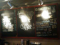 No quadro negro está a lista de cervejas que saem das torneiras.