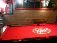 No segundo andar há uma mesa de sinuca.