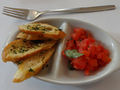 Entrada: Bruschetta de tomate e manjericão.