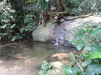 A trilha alternativa passa por várias quedas d'àgua.