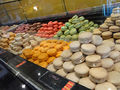 Macarons de vários sabores ficam em exposição e podem ser escolhidos individualmente.