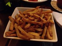 A porção de batata fritas veio pequena, enrugada e com aspecto gorduroso.