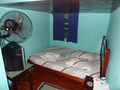 Quarto de casal com ventilador.