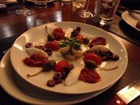 A salada foi a estrela da noite: Recebemos um mini mix de ingredientes em conserva. Quando fomos comentar sobre a quantidade servida do prato comparado ao preço, a resposta foi "Mas vocês pediram a salada mais sofisticada da casa". Não houve nenhum movimento em agradar o cliente com um novo prato ou algo do gênero.